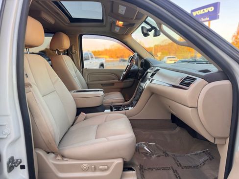 Used 2014 Cadillac Escalade ESV Luxury image 31
