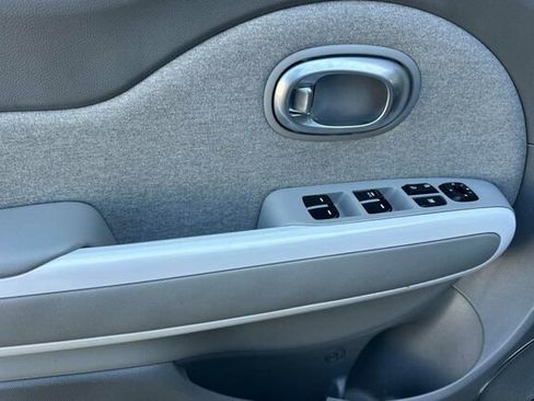 Used 2015 Kia Soul EV image 11