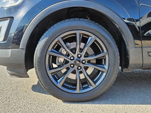 Used 2017 Ford Explorer XLT w/ Equipment Group 202A AWD/4WD image 11