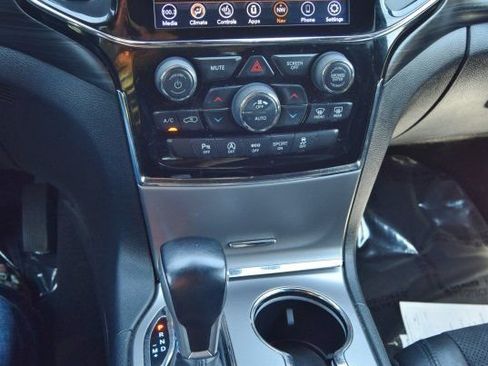 Used 2020 Jeep Grand Cherokee Laredo AWD/4WD image 28