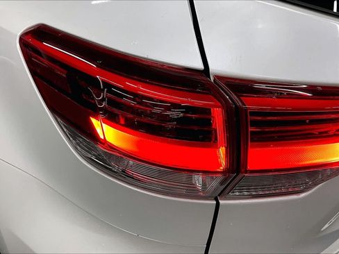 Used 2019 Toyota Highlander LE w/ Carpet Mat Package (TMS) FWD image 27