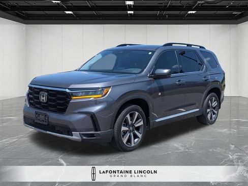 Used 2025 Honda Pilot Touring image 1