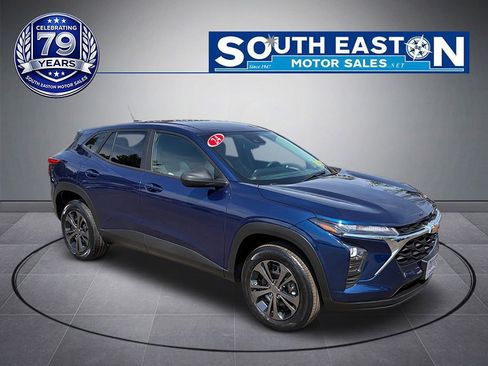 Used 2024 Chevrolet Trax LS FWD image 2