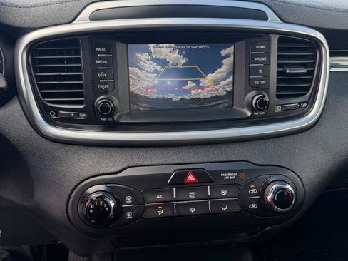 Used 2020 Kia Sorento LX FWD image 10