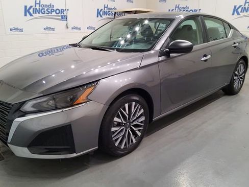 Used 2025 Nissan Altima 2.5 SV FWD image 40