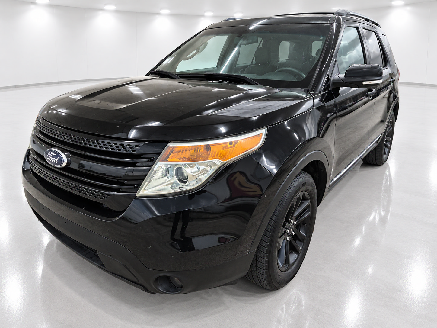 Used 2015 Ford Explorer XLT w/ Equipment Group 201A AWD/4WD image 2