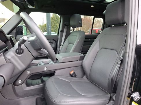 Certified 2025 Land Rover Defender 110 X-Dynamic SE image 17