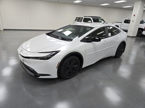 New 2026 Toyota Prius LE image 2