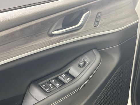 Used 2023 Jeep Grand Cherokee Limited w/ Black Appearance Package image 17