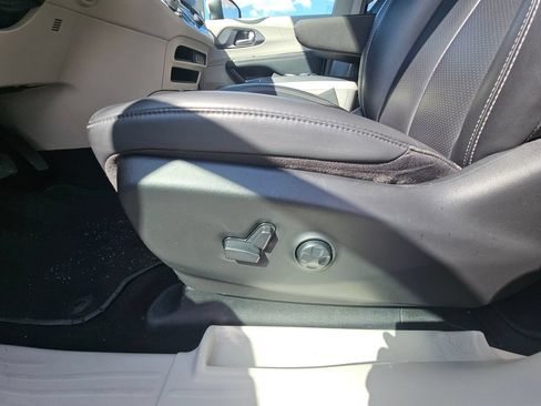Used 2023 Chrysler Pacifica Touring-L FWD image 10
