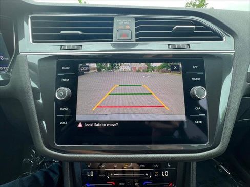 Certified 2022 Volkswagen Tiguan SE w/ Panoramic Sunroof Package AWD/4WD image 15