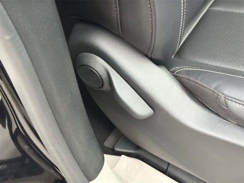 Used 2024 Chrysler Pacifica Select image 41