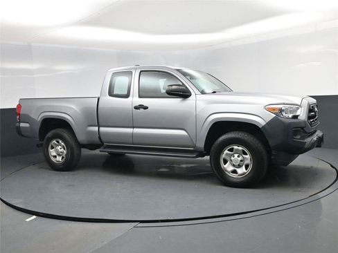 Used 2016 Toyota Tacoma SR image 2