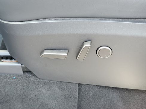 Used 2024 Tesla Model Y Long Range AWD/4WD image 20