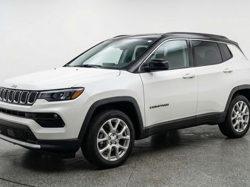Used 2025 Jeep Compass Limited AWD/4WD image 3