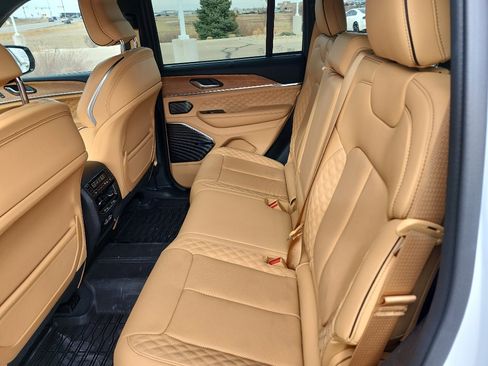 Used 2023 Jeep Grand Cherokee Summit image 10