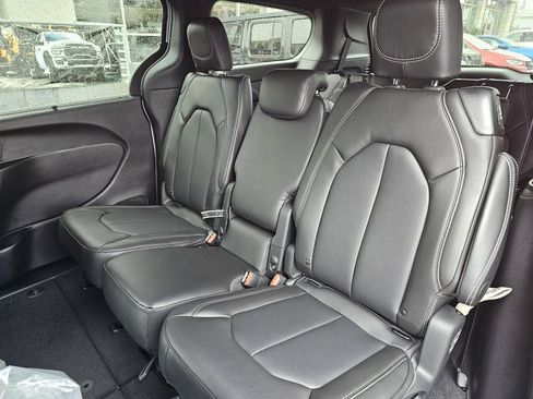 New 2026 Chrysler Pacifica Select image 25