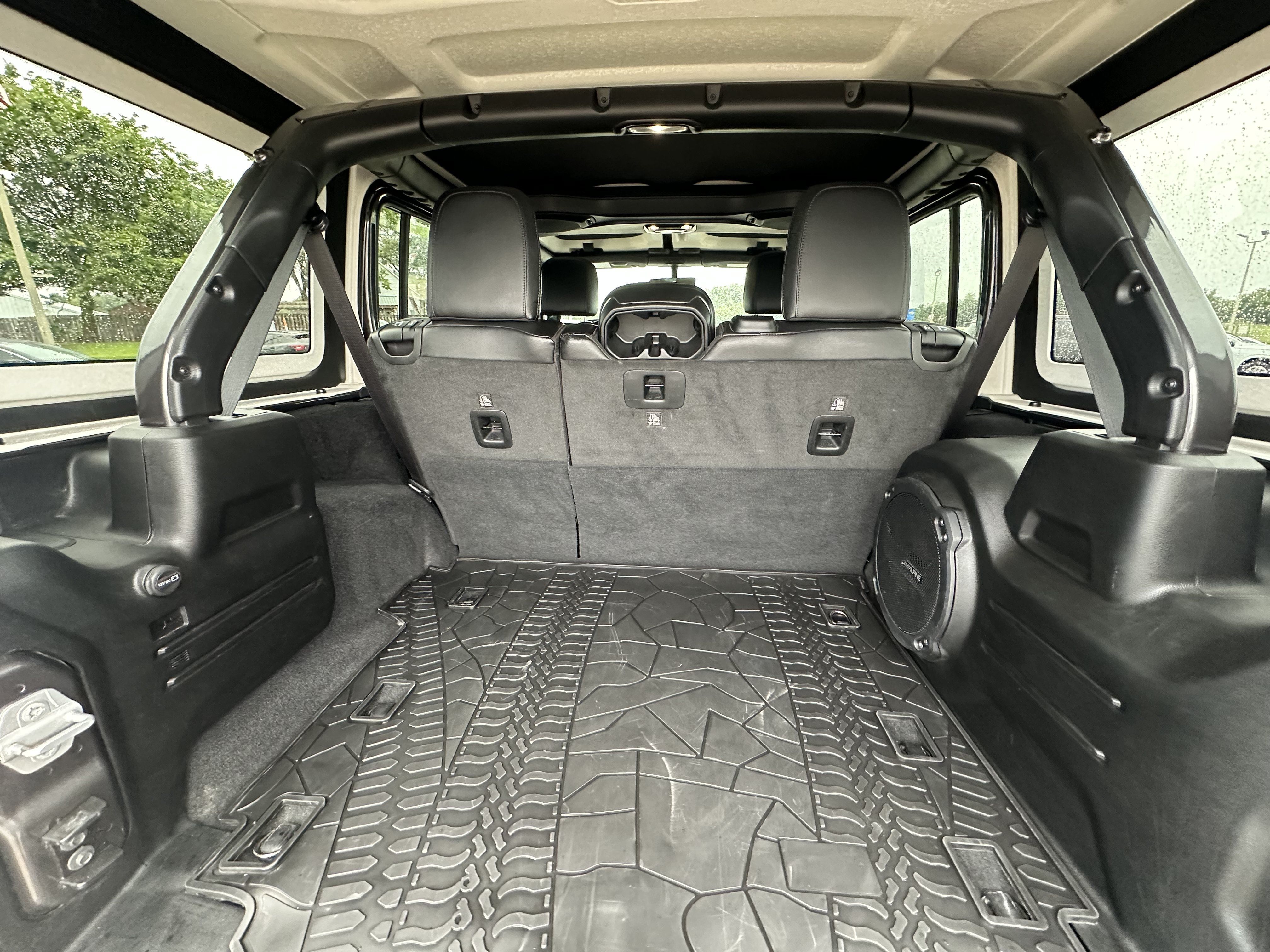 Used 2023 Jeep Wrangler Unlimited Rubicon w/ Cold Weather Group AWD/4WD image 28