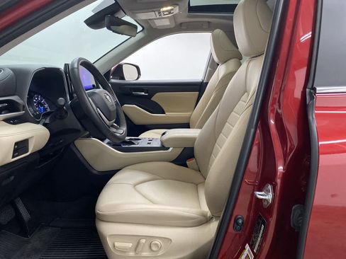 Used 2023 Toyota Highlander XLE image 14