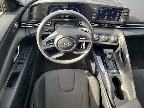 Certified 2024 Hyundai Elantra SE FWD image 17