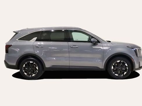 Used 2024 Kia Sorento S image 4