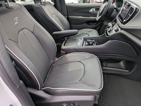 New 2026 Chrysler Pacifica Limited AWD/4WD image 32