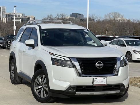 New 2025 Nissan Pathfinder SL image 2