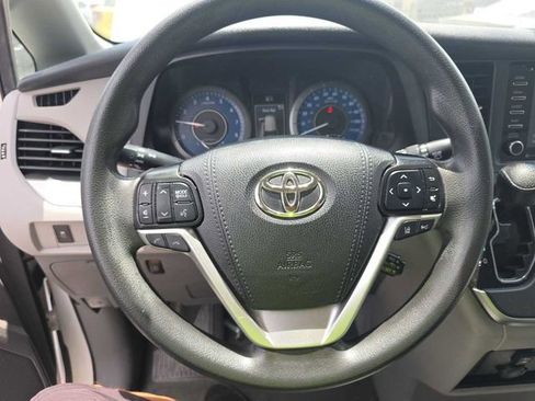 Used 2020 Toyota Sienna LE FWD image 12