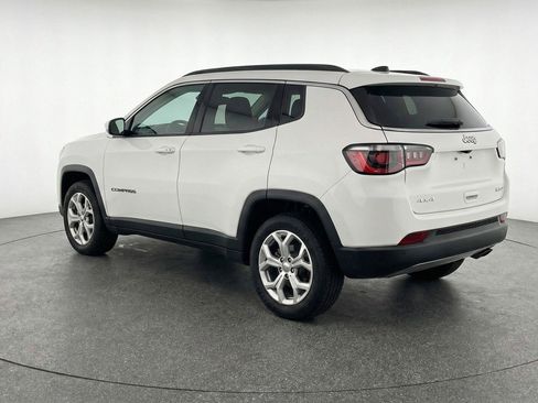 Used 2025 Jeep Compass Latitude AWD/4WD image 6