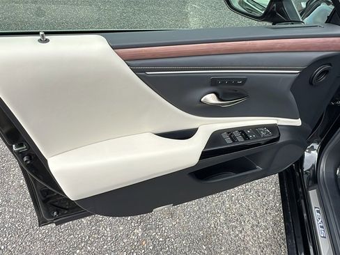 Used 2025 Lexus ES 300h w/ Luxury Package image 11
