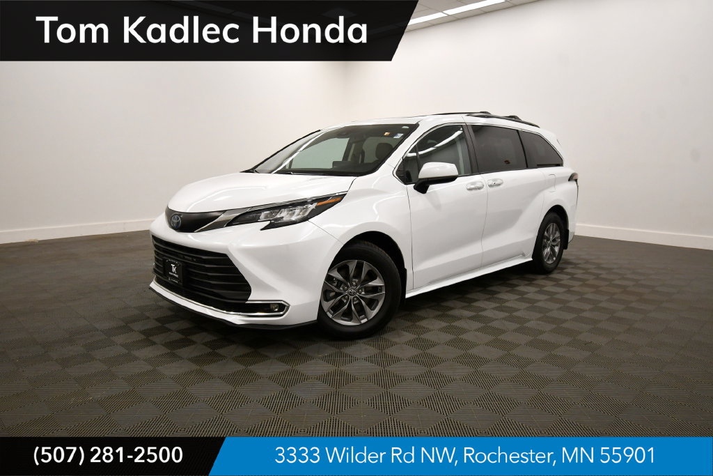 Used 2023 Toyota Sienna XLE AWD/4WD image 1