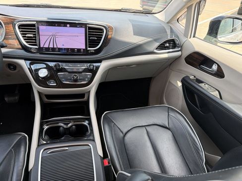 Used 2023 Chrysler Pacifica Limited FWD image 30