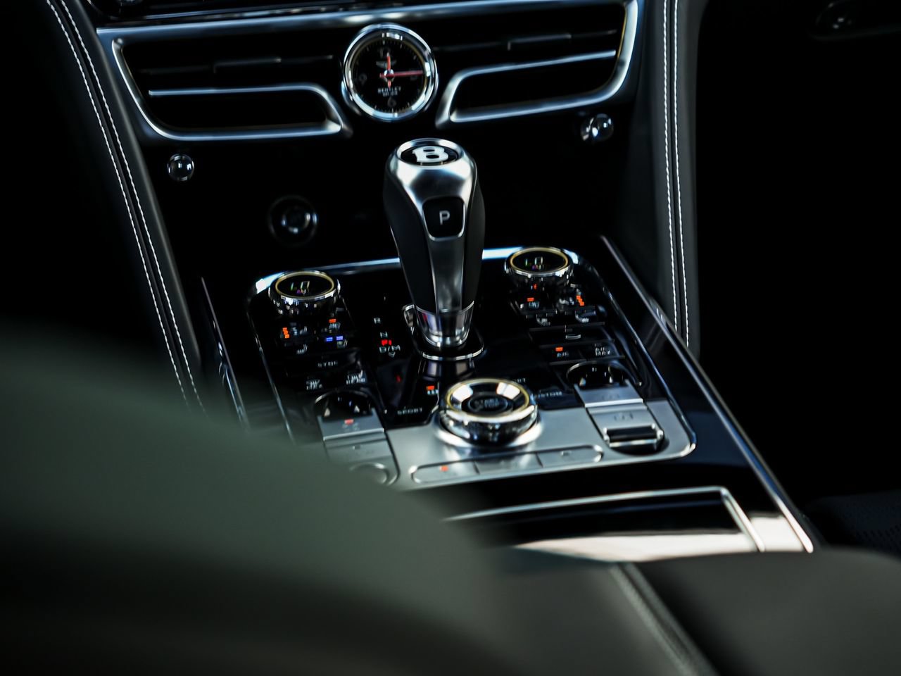 Used 2025 Bentley Flying Spur Plug-In Hybrid AWD/4WD image 36