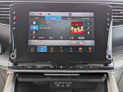 Certified 2024 Jeep Wagoneer Series II w/ Flexible Seating Group RWD image 19