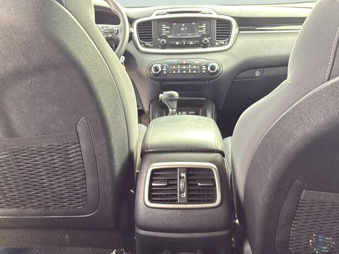 Used 2018 Kia Sorento FWD V6 image 26
