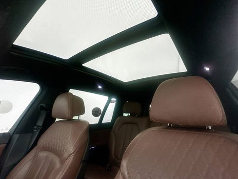 Used 2020 BMW X7 M50i image 21