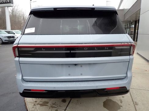 New 2025 Lincoln Navigator Reserve w/ Jet Appearance Package AWD/4WD image 11