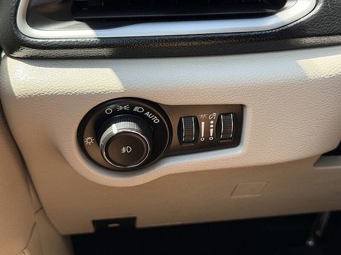 Used 2019 Chrysler Pacifica Touring-L w/ Advanced Safetytec Group FWD image 17