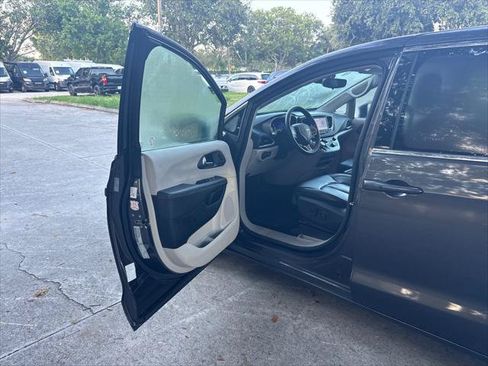Used 2023 Chrysler Pacifica Touring-L FWD image 10