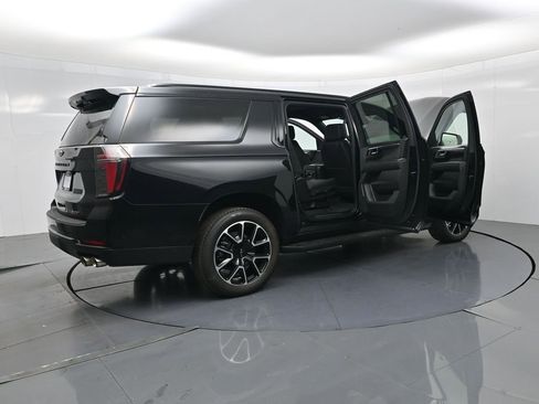 Used 2025 Chevrolet Suburban RST AWD/4WD image 28