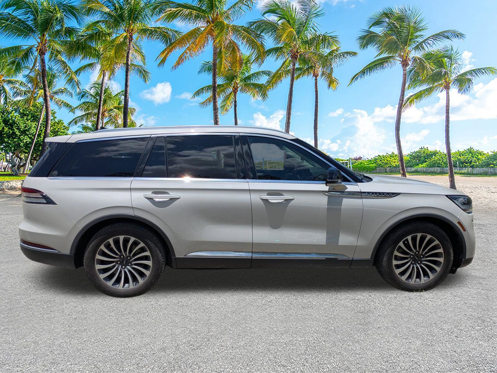 Used 2022 Lincoln Aviator Reserve RWD image 3