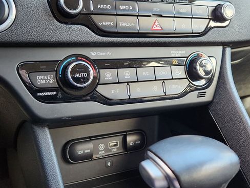 Used 2018 Kia Niro EX Premium image 9