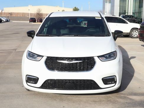 New 2026 Chrysler Pacifica Select FWD image 9