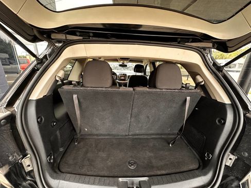 Used 2017 Dodge Journey SE w/ Flexible Seating Group FWD image 12