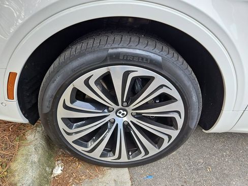 Used 2021 Bentley Bentayga image 39