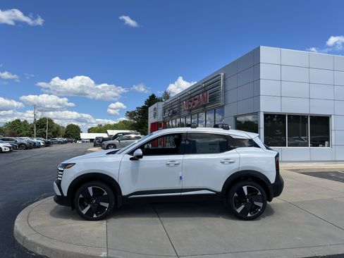 New 2025 Nissan Kicks SR image 2