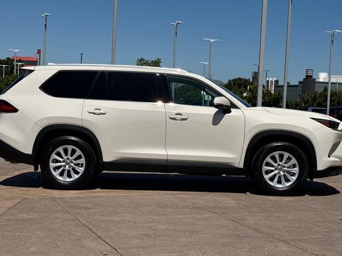 Used 2024 Toyota Grand Highlander AWD image 3