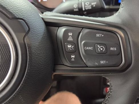 Used 2025 Jeep Gladiator Rubicon w/ Convenience Group AWD/4WD image 24
