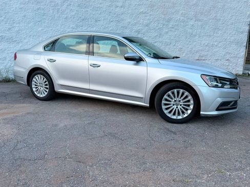 Used 2016 Volkswagen Passat 1.8T SE FWD image 2