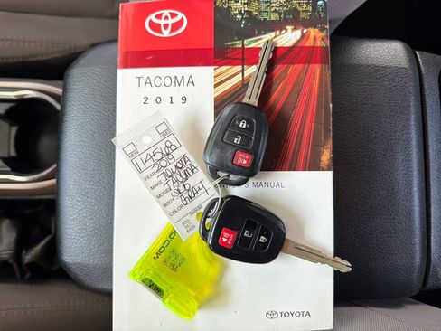Used 2019 Toyota Tacoma SR5 RWD image 30